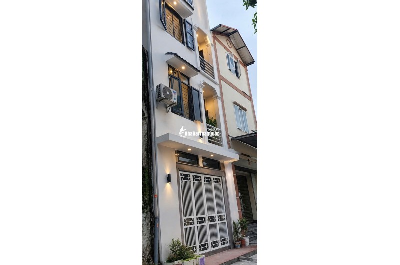 Bán nhà 3 tầng trung tâm huyện Mê Linh, xây mới 2023. Chủ ở có lộc chuyển căn liền kề trên phố